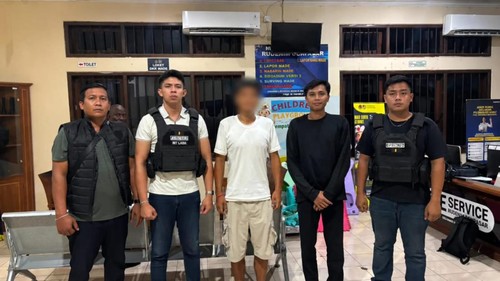 Imigrasi Tabanan mengamankan seorang WN Tiongkok (tengah) yang mengamuk di wilayah Desa Pandak Bandung, Kecamatan Kediri, Tabanan, Selasa (20/10). (Dok. istimewa)