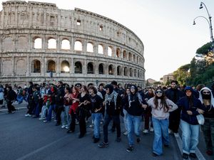 Demonstran di Roma Terobos Colosseum-Bentrok dengan Polisi