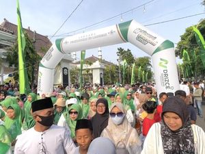 Puluhan Ribu Warga Ramaikan Jalan Sehat Bersarung Hari Santri di Lamongan