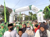 Puluhan Ribu Warga Ramaikan Jalan Sehat Bersarung Hari Santri di Lamongan