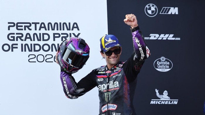 MotoGP - Indonesian Grand Prix - Mandalika International Street Circuit, Mandalika, Indonesia - October 11, 2026 Third place Aprilia Racings Jorge Martin celebrates on the podium with a trophy after the MotoGP race REUTERS/Willy Kurniawan