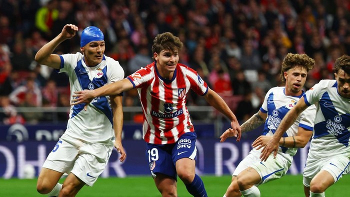Soccer Football - LaLiga - Atletico Madrid v Deportivo de A Coruna - Riyadh Air Metropolitano, Madrid, Spain - October 24, 2026  Deportivo de A Corunas Miguel Loureiro in action with Atletico Madrids Julian Alvarez REUTERS/Susana Vera