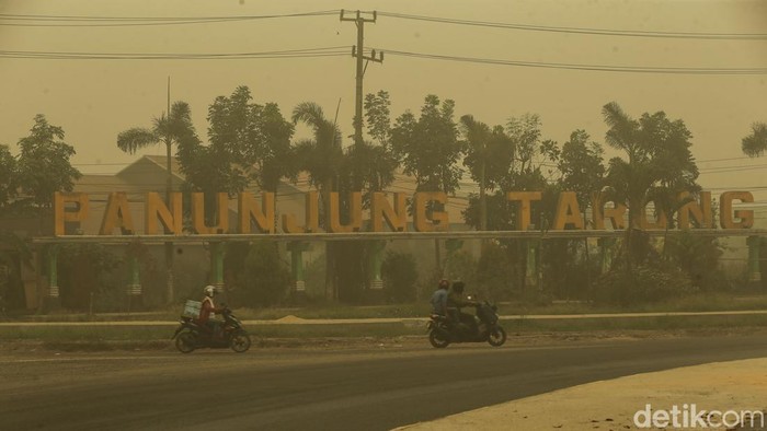 Kabut asap akibat kebakaran hutan dan lahan (karhutla) menyelimuti sejumlah kawasan di Kota Kuala Kapuas, Kabupaten Kapuas, Kalimantan Tengah, Minggu (25/10/2026). Asap pekat yang menyelimuti wilayah tersebut mengganggu aktivitas masyarakat dan membuat kondisi lingkungan tampak berkabut.