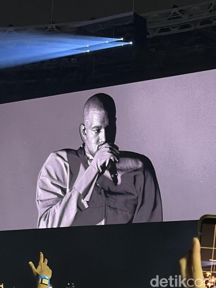 Kanye West tampil dalam Ye Live in Jakarta di Stadion Utama Gelora Bung Karno pada Sabtu (24/10/2026) malam.