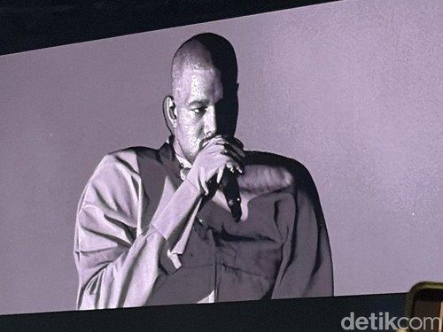 Kanye West tampil dalam Ye Live in Jakarta di Stadion Utama Gelora Bung Karno pada Sabtu (24/10/2026) malam.