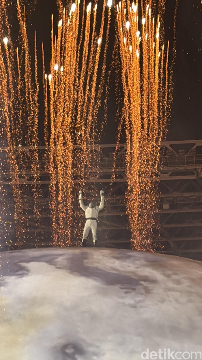 Kanye West tampil dalam Ye Live in Jakarta di Stadion Utama Gelora Bung Karno pada Sabtu (24/10/2026) malam.