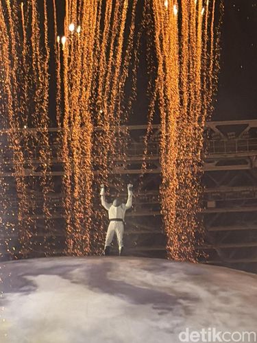 Kanye West Kanye West tampil dalam Ye Live in Jakarta di Stadion Utama Gelora Bung Karno pada Sabtu (24/10/2026) malam.