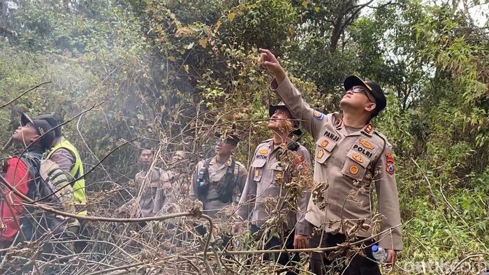 Kapolres Batu AKBP Panji Gedhe Prabawa bersama tim gabungan melakukan peninjauan dilokasi karhutla.