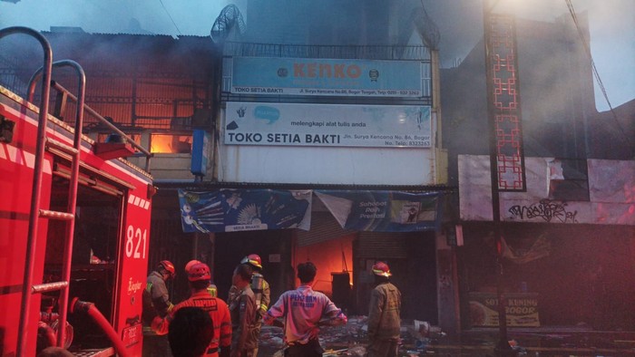 Kebakaran di Jalan Suryakencana, Bogor, Jawa Barat pada Minggu (25/10/2026)/(Sholihin/detikcom) Kebakaran di Jalan Suryakencana, Bogor, Jawa Barat pada Minggu (25/10/2026)/(Sholihin/detikcom)