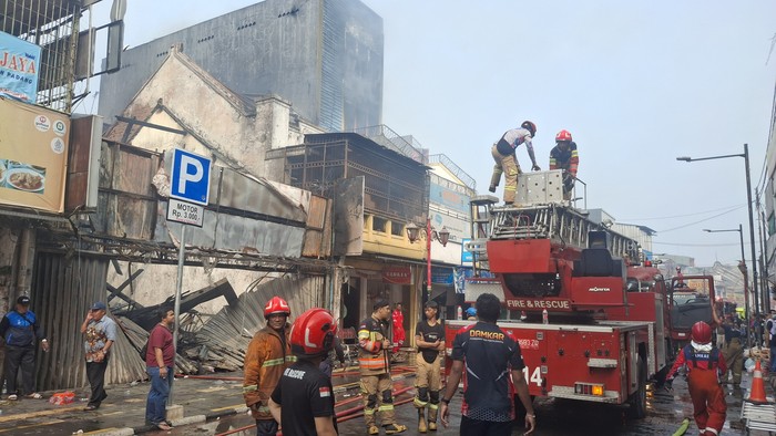 Kebakaran di Jalan Suryakencana, Bogor, Jawa Barat pada Minggu (25/10/2026)/(Sholihin/detikcom) Kebakaran di Jalan Suryakencana, Bogor, Jawa Barat pada Minggu (25/10/2026)/(Sholihin/detikcom)