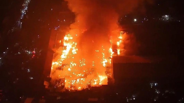 Kebakaran hebat melanda Pasar Sentral Batu-batu di Soppeng, Sulsel.