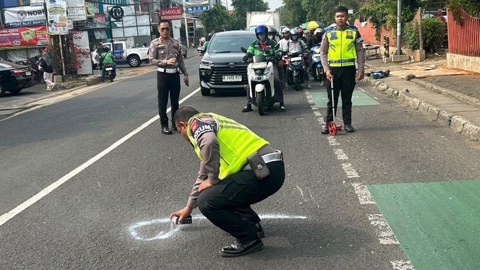 Kecelakaan motor di Depok hingga membuat penumpang tewas.