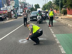 Motor Oleng Tabrak Pengendara Lain di Depok, Penumpang Tewas Terlindas Truk