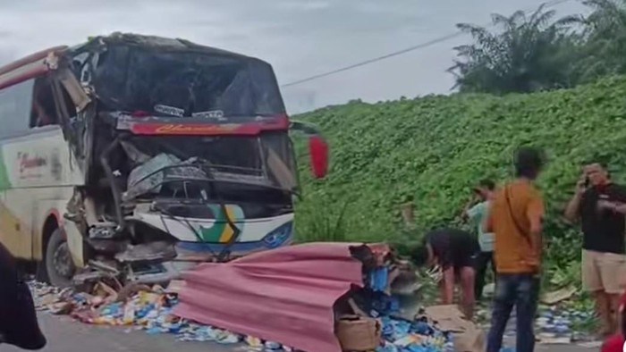 Kecelakaan bus vs truk di Labuhanbatu. (Tangkapan layar)