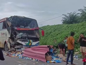Kecelakaan Bus VS Truk Obat di Labuhanbatu, Lalin Macet