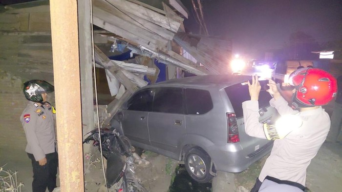 Kecelakaan di Polewali Mandar melibatkan mobil Avanza dan pengendara motor, mengakibatkan tiga orang terluka.