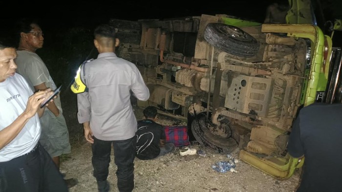Kecelakaan dump truck di Jalan Trans Sulawesi mengakibatkan seorang penumpang perempuan tewas terlindas.