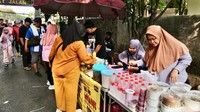 Beragam aktivitas turut meramaikan kegiatan tersebut. Warga terlihat berjalan santai, bersepeda, hingga mengunjungi stan makanan yang tersedia di sekitar lokasi untuk berburu jajanan.