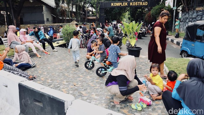 Hari Bebas Kendaraan Bermotor (HBKB) kembali digelar di Jalan Sultan Iskandar Muda, Jakarta Selatan, Minggu (25/10/2026). Kegiatan ini disambut antusias oleh warga yang memanfaatkan suasana pagi untuk berolahraga dan menikmati waktu bersama keluarga.