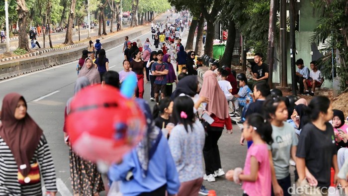 Hari Bebas Kendaraan Bermotor (HBKB) kembali digelar di Jalan Sultan Iskandar Muda, Jakarta Selatan, Minggu (25/10/2026). Kegiatan ini disambut antusias oleh warga yang memanfaatkan suasana pagi untuk berolahraga dan menikmati waktu bersama keluarga.
