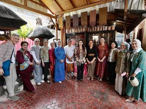 Seruni dan Dekranas Dukung Pelestarian Tenun Pegringsingan Bali
