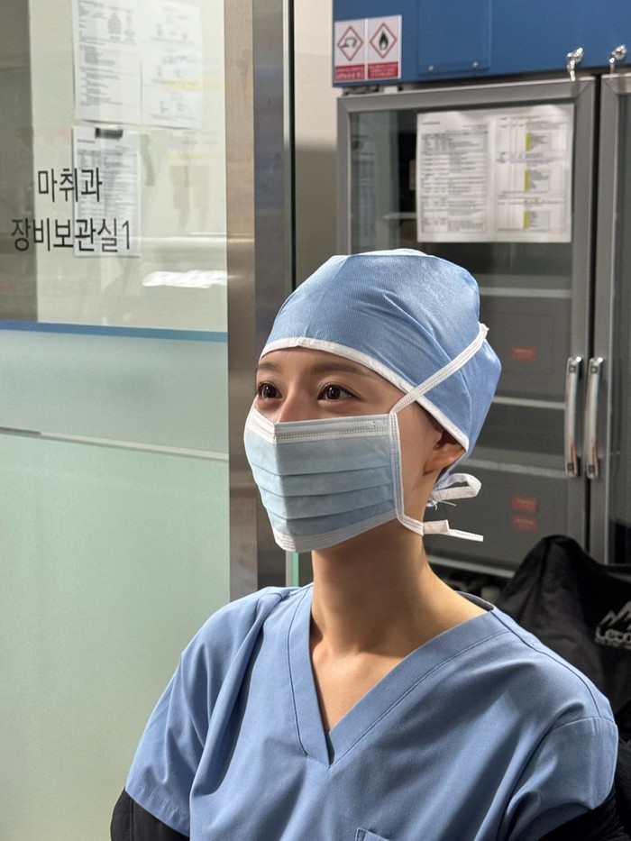 Kim Ji Won di belakang layar syuting drama Korea SBS Doctor X.