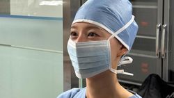 6 Potret Kim Ji Won di Tempat Kerja Saat Syuting Doctor X