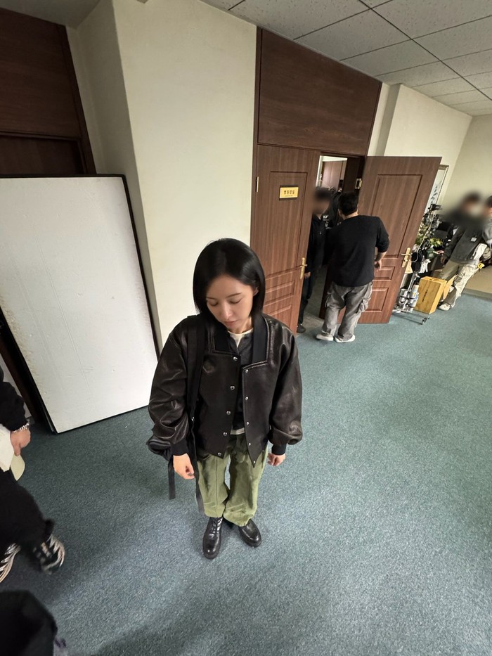 Kim Ji Won di belakang layar syuting drama Korea SBS Doctor X.