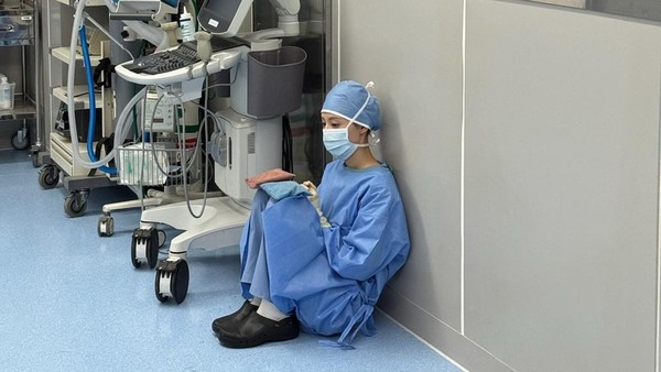 6 Potret Kim Ji Won di Tempat Kerja Saat Syuting Doctor X