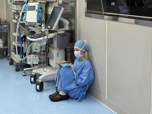 6 Potret Kim Ji Won di Tempat Kerja Saat Syuting Doctor X