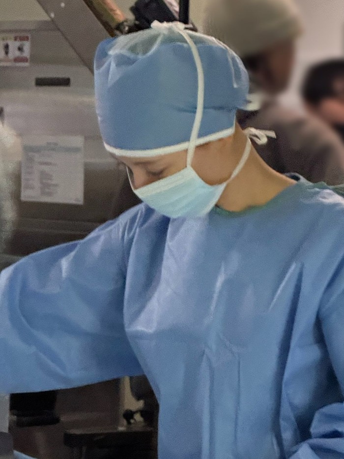 Kim Ji Won di belakang layar syuting drama Korea SBS Doctor X.