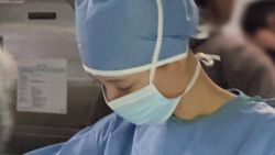 6 Potret Kim Ji Won di Tempat Kerja Saat Syuting Doctor X