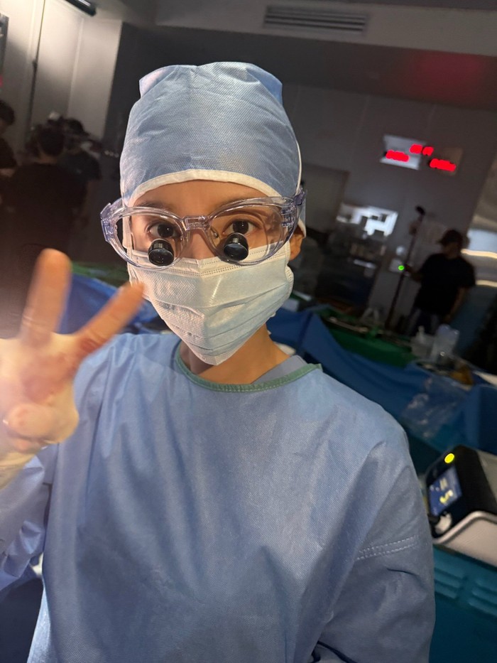 Kim Ji Won di belakang layar syuting drama Korea SBS Doctor X.