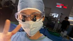 6 Potret Kim Ji Won di Tempat Kerja Saat Syuting Doctor X