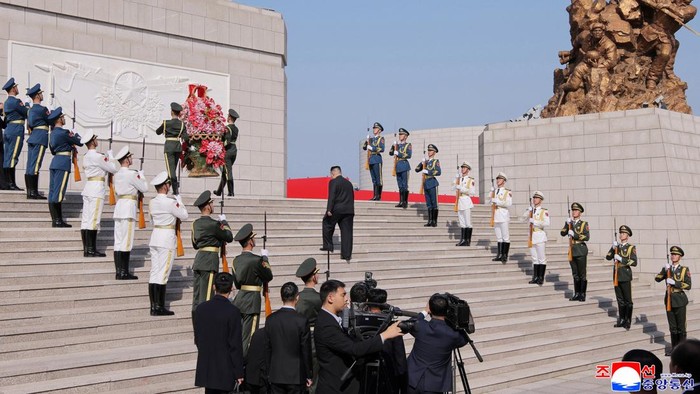 Pemimpin Korea Utara Kim Jong Un mengunjungi Balai Peringatan Perang untuk Melawan Agresi Amerika Serikat dan Membantu Korea di Dandong, Provinsi Liaoning, Tiongkok, pada Sabtu (24/10/2026). Kunjungan tersebut menjadi bagian dari peringatan 76 tahun masuknya Pasukan Sukarelawan Rakyat Tiongkok ke dalam Perang Korea. REUTERS/KCNA