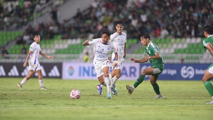 Laga antara PSMS melawan PSIS di Stadion Utama Sumatera Utara, Medan, pada Minggu (25/10/2026).