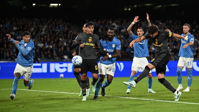 Momen ketika Leonardo Balerdi melepaskan tembakan yang berujung gol untuk AS Roma saat melawan Napoli di Liga Italia.