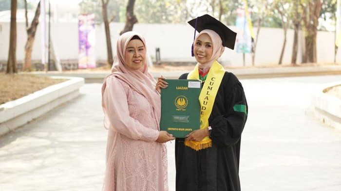 Lia Marsya Fazliana Wisudawan Terbaik UNJ