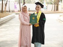 Kuliah Modal Laptop Pinjaman, Marsya Lulus Jadi Wisudawan Terbaik UNJ