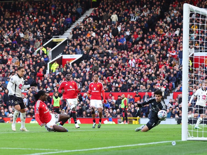 MANCHESTER, ENGLAND - OCTOBER 25:  Marcus Tavernier of Bournemouth scores their second goal during the Premier League 2026/27 match between Manchester United and AFC Bournemouth at Old Trafford on October 25, 2026 in Manchester, United Kingdom. (Photo by Marc Atkins/Getty Images)