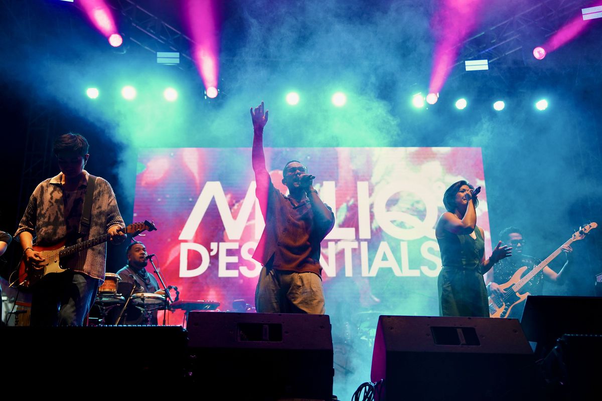 ジャズ・ゴーズ・トゥ・キャンパスで演奏するMaliq & D’Essentials