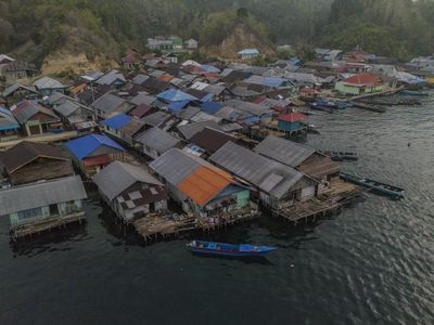 Mengintip Kehidupan Suku Bajo, Nelayan Tangguh dari Halmahera Selatan