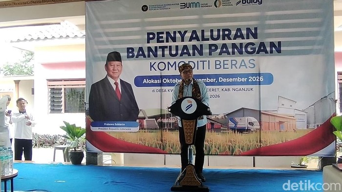 Menteri Koordinator Bidang Pangan Indonesia, Zulkifli Hasan menyalurkan bantuan di Nganjuk.