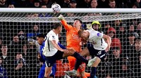 Chelsea Ditekuk Spurs, Alonso Bela Penders yang Blunder