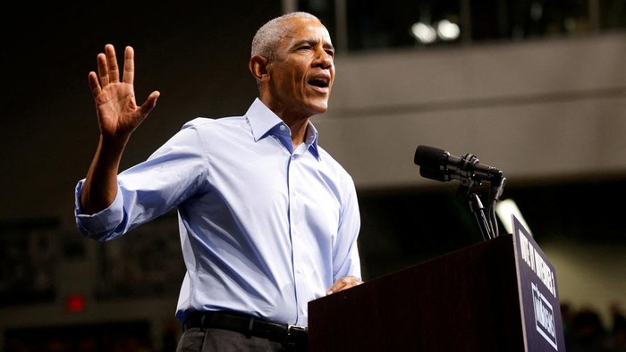 Mantan Presiden Amerika Serikat Barack Obama kembali tampil di panggung politik dengan menghadiri kampanye Partai Demokrat di Detroit, Michigan, pada Sabtu (24/10/2026). Dalam kegiatan tersebut, Obama menyampaikan dukungan kepada sejumlah kandidat Demokrat yang maju dalam pemilihan di negara bagian Michigan. REUTERS/Rebecca Cook