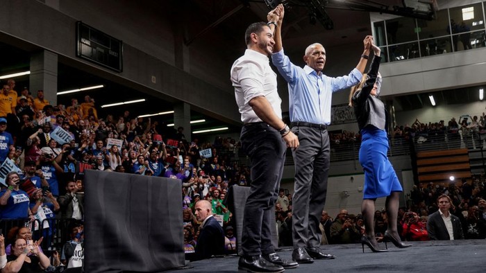 Mantan Presiden Amerika Serikat Barack Obama kembali tampil di panggung politik dengan menghadiri kampanye Partai Demokrat di Detroit, Michigan, pada Sabtu (24/10/2026). Dalam kegiatan tersebut, Obama menyampaikan dukungan kepada sejumlah kandidat Demokrat yang maju dalam pemilihan di negara bagian Michigan. REUTERS/Rebecca Cook