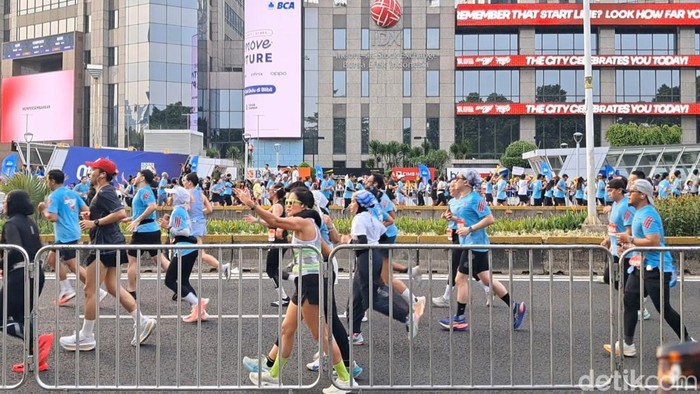 Para pelari JRF 2026 melintas di Jl Sudirman.