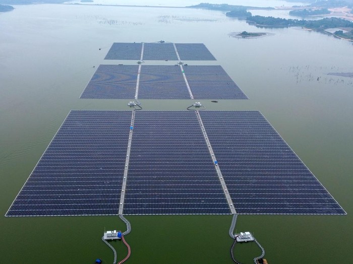 Foto udara pekerja melanjutkan pembangunan pembangkit listrik tenaga surya (PLTS) terapung di Waduk Tembesi, Batam, Kepulauan Riau, Sabtu (24/10/2026). Pembangunan pembangkit berkapasitas 46 megawatt peak (MWp) tersebut telah mencapai sekitar 74 persen pada Oktober 2026 dan diproyeksikan menghasilkan listrik sekitar 61 gigawatt hour (GWh) per tahun saat beroperasi. ANTARA FOTO/Fitra Yogi/tom.
