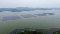 Pembangunan pembangkit listrik tenaga surya (PLTS) terapung di Waduk Tembesi, Batam, Kepulauan Riau, terus berlanjut. Hingga Oktober 2026, progres pembangunan pembangkit berkapasitas 46 megawatt peak (MWp) tersebut telah mencapai sekitar 74 persen. ANTARA FOTO/Fitra Yogi