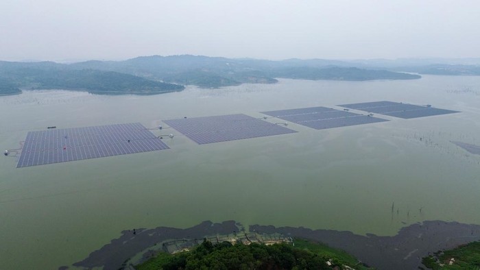 Foto udara pekerja melanjutkan pembangunan pembangkit listrik tenaga surya (PLTS) terapung di Waduk Tembesi, Batam, Kepulauan Riau, Sabtu (24/10/2026). Pembangunan pembangkit berkapasitas 46 megawatt peak (MWp) tersebut telah mencapai sekitar 74 persen pada Oktober 2026 dan diproyeksikan menghasilkan listrik sekitar 61 gigawatt hour (GWh) per tahun saat beroperasi. ANTARA FOTO/Fitra Yogi/tom.